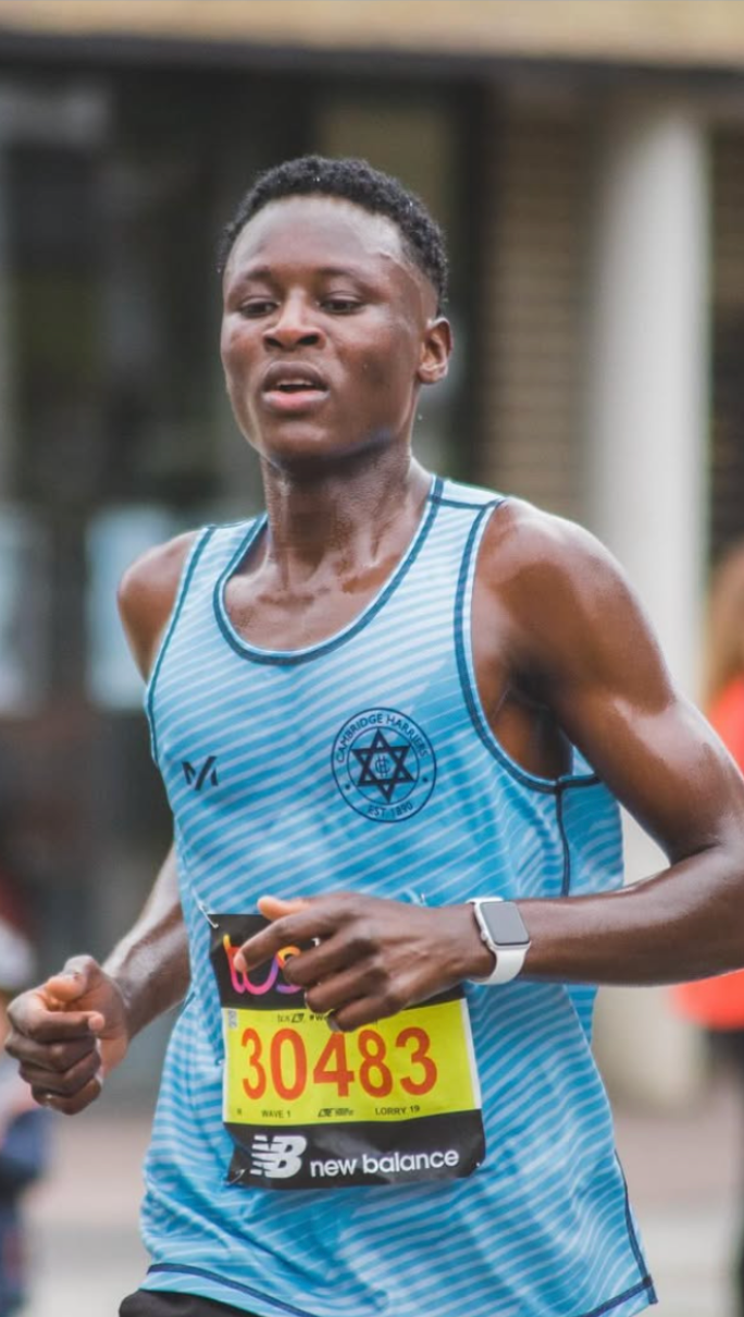 NUYU electrolyte drinks UK - runner hydrating during marathon race